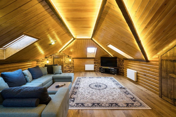 retroilluminazione lungo le travi di un soffitto in legno