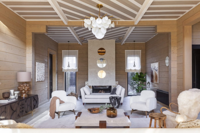 soffitto del soggiorno realizzato con assi di diverse tonalità