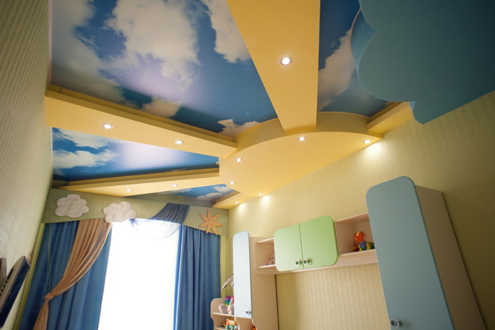 disegno del soffitto a forma di sole nella cameretta dei bambini