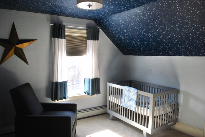 cielo stellato sul soffitto nella cameretta di un bambino