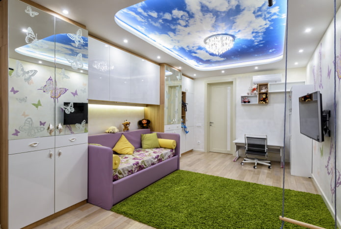 cielo con nuvole sul soffitto nella cameretta del bambino