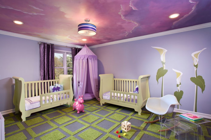 rivestimento del soffitto viola nella cameretta dei bambini