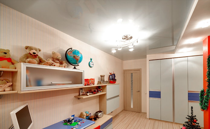 soffitto teso grigio nella cameretta dei bambini