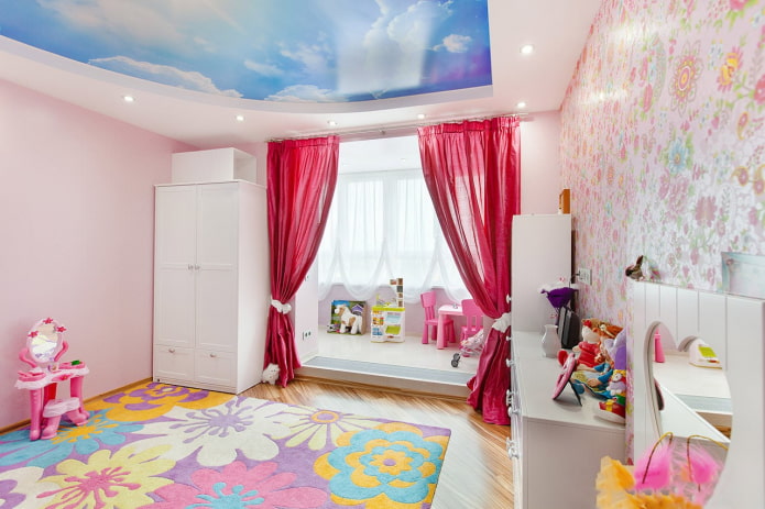 cielo con nuvole sul soffitto nella cameretta del bambino