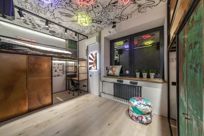 soffitto con disegni di graffiti 