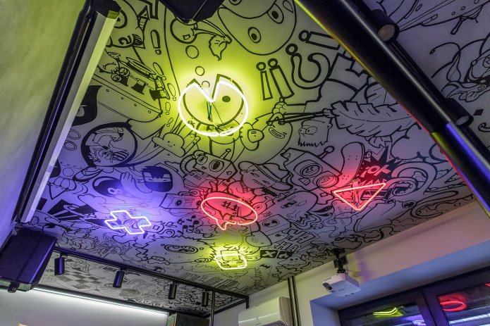 soffitto con disegni in stile graffiti 