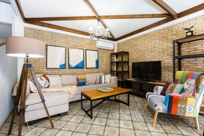 soffitto con travi all'interno della sala