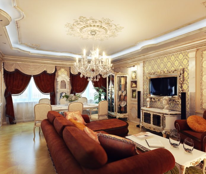 soffitto con lampadario all'interno della sala