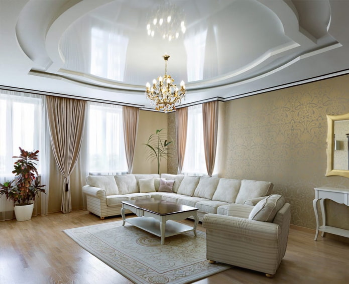 soffitto con lampadario all'interno della sala