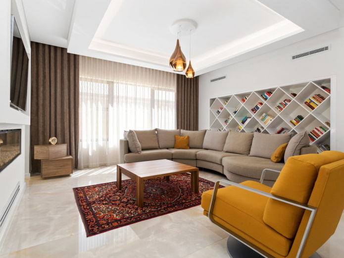 soffitto con lampadario all'interno della sala