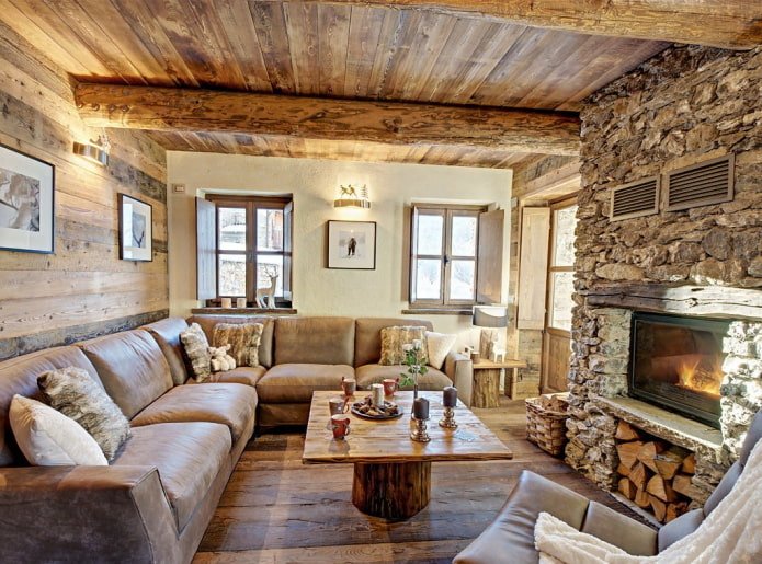 soffitto nell'ingresso in stile chalet