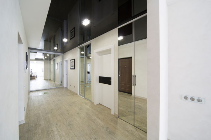 soffitto nero nell'interno del corridoio