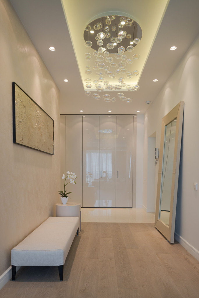 soffitto bianco nel corridoio