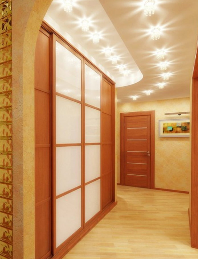 faretti sul soffitto all'interno del corridoio