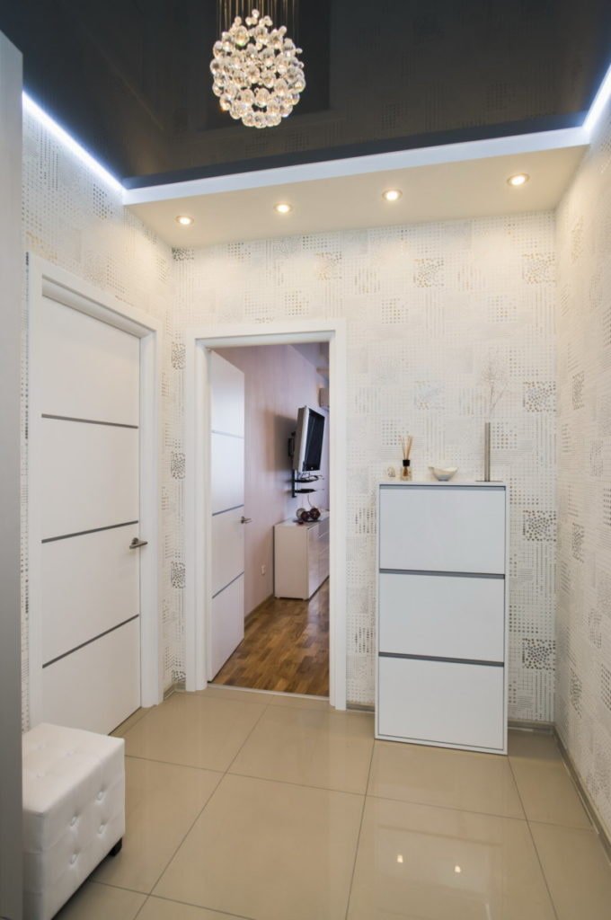 struttura del soffitto a due livelli nel corridoio