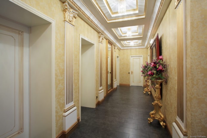 struttura del soffitto a cassettoni nel corridoio