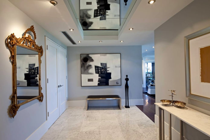 soffitto a specchio nell'interno del corridoio