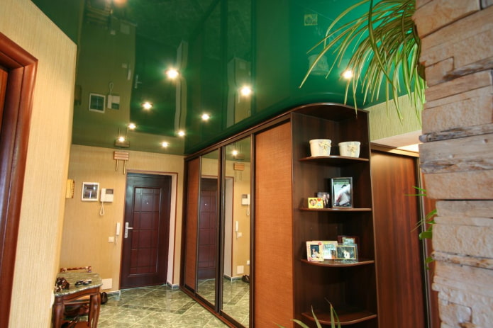 soffitto verde nel corridoio