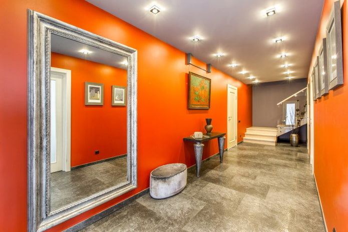 soffitto grigio all'interno del corridoio