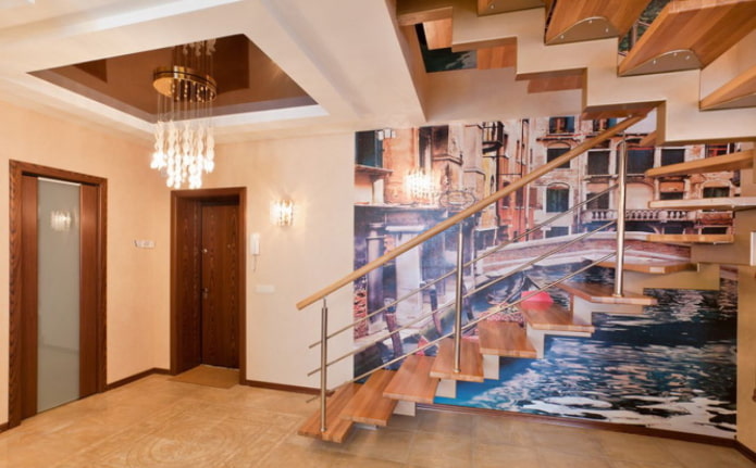 design del soffitto in un corridoio con scale