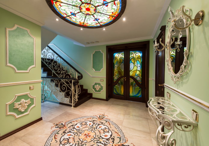 design del soffitto in un corridoio con scale