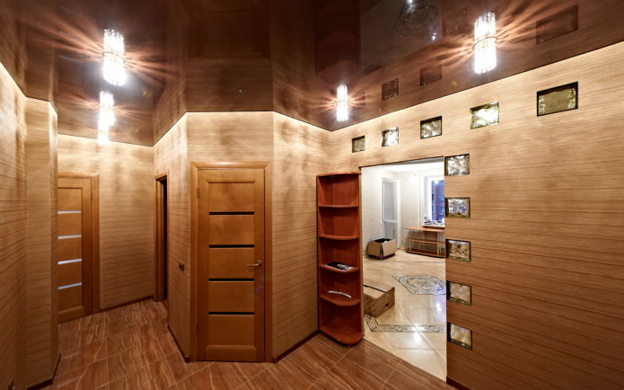 soffitto marrone nell'interno del corridoio