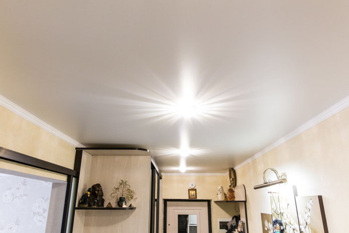 soffitto teso in raso nel corridoio