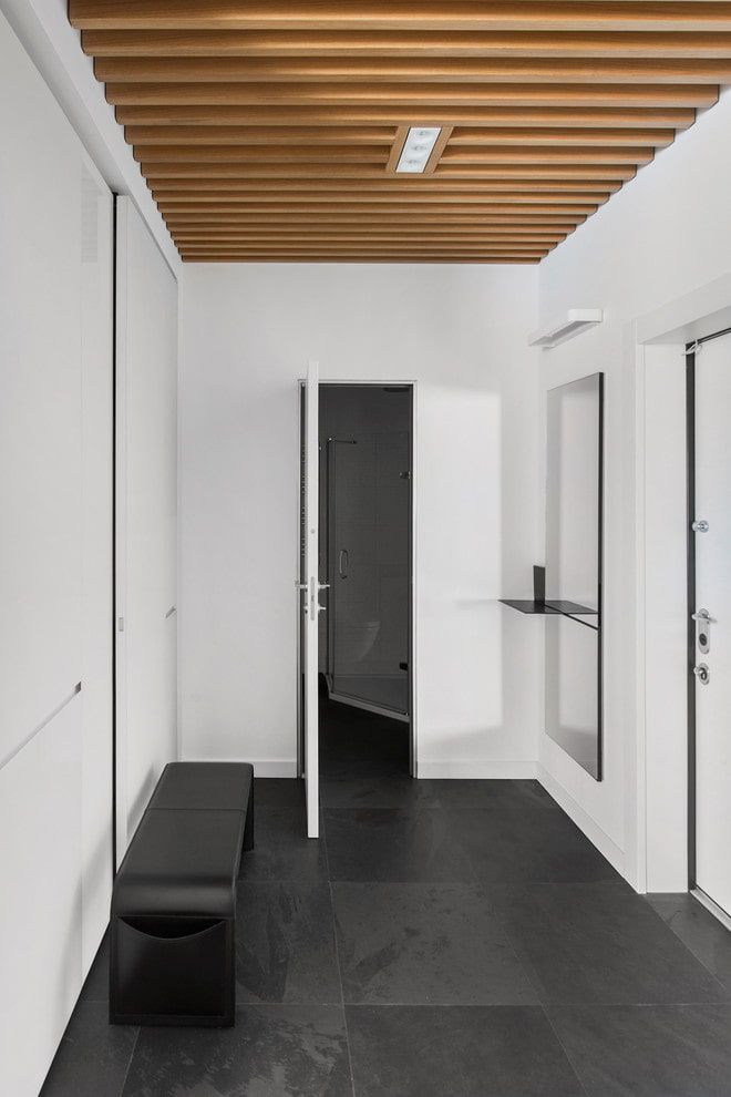 soffitto in legno nel corridoio