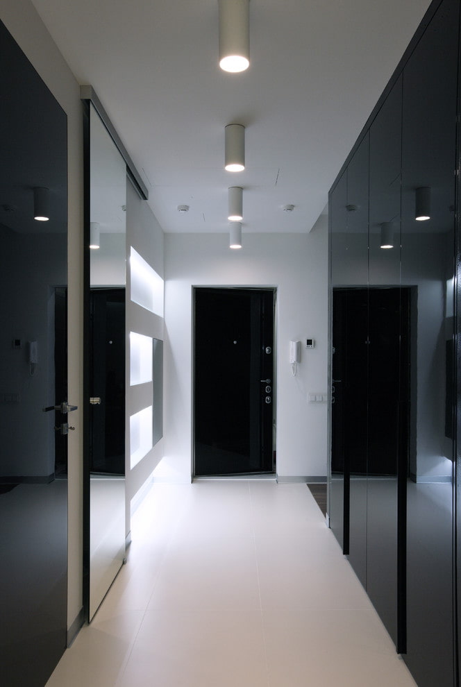 faretti sul soffitto all'interno del corridoio