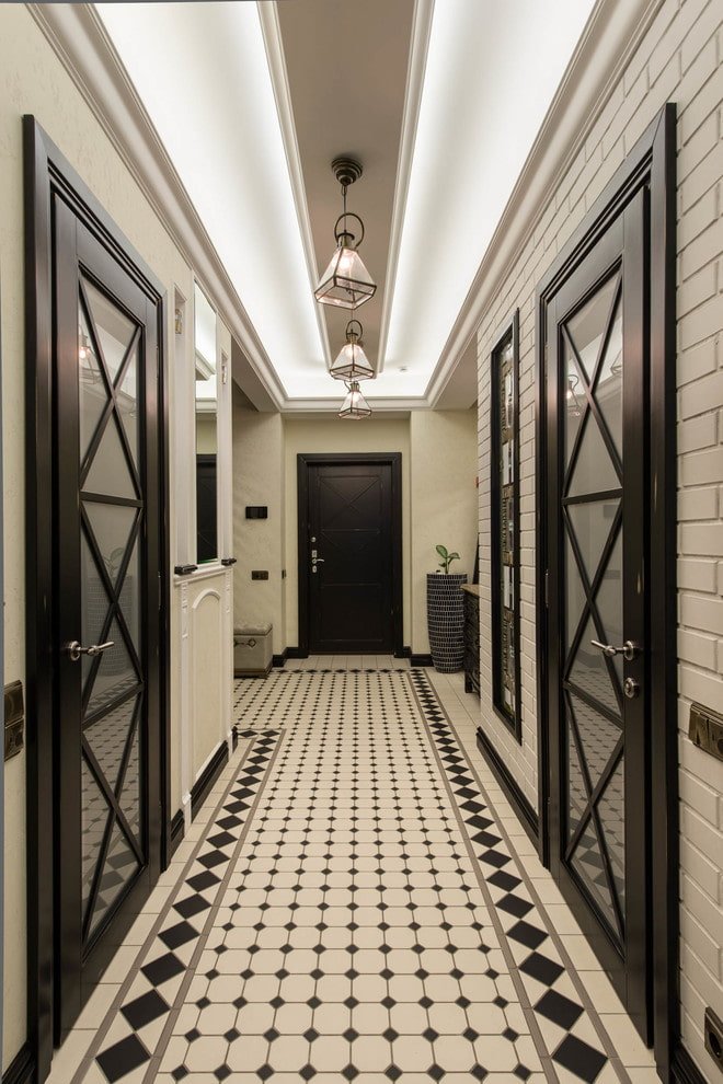 design del soffitto in un corridoio stretto