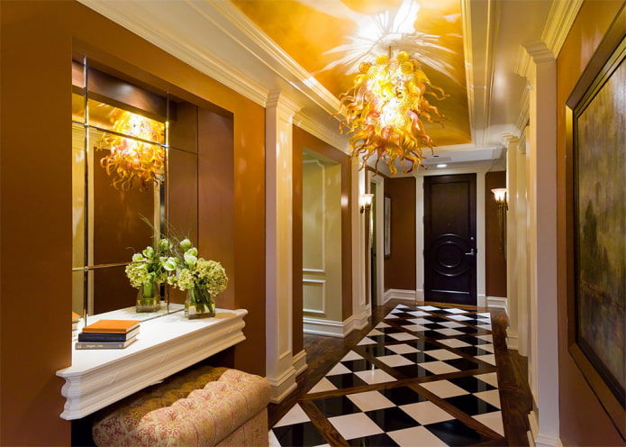 lampadario sul soffitto all'interno del corridoio