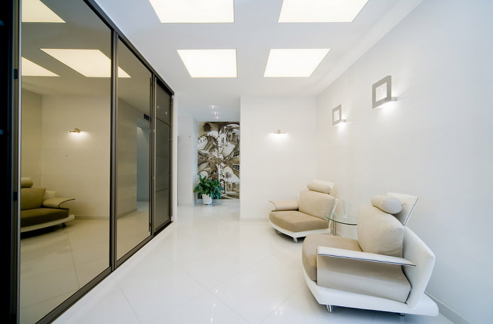 soffitto luminoso all'interno del corridoio