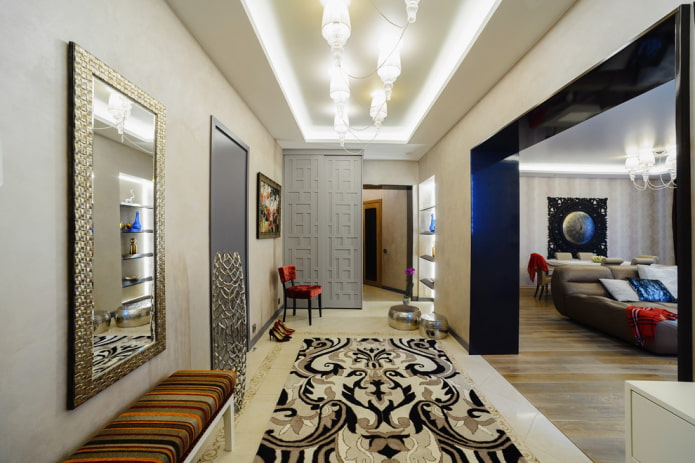 illuminazione a soffitto all'interno del corridoio