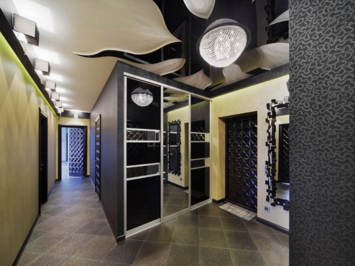 illuminazione a soffitto all'interno del corridoio