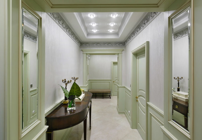 design del soffitto nel corridoio in stile neoclassico
