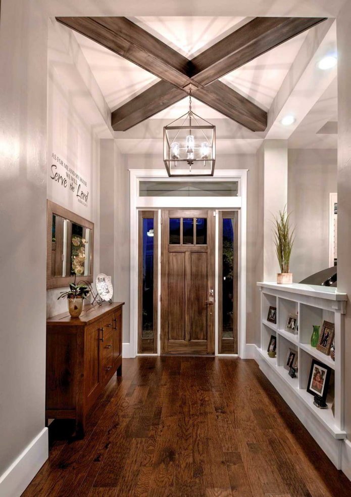 travi sul soffitto all'interno del corridoio