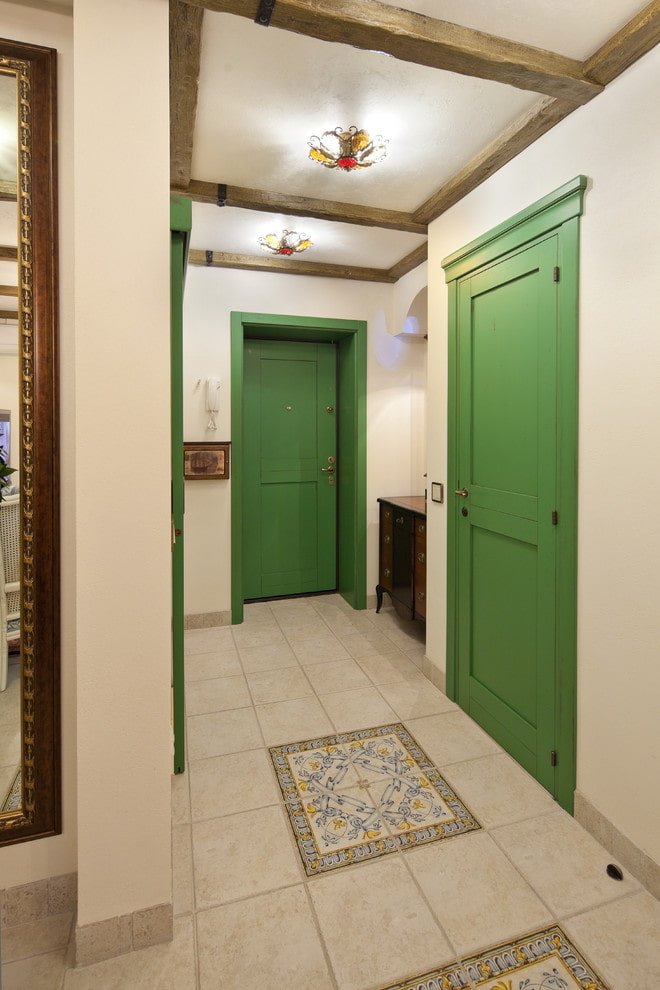travi sul soffitto all'interno del corridoio