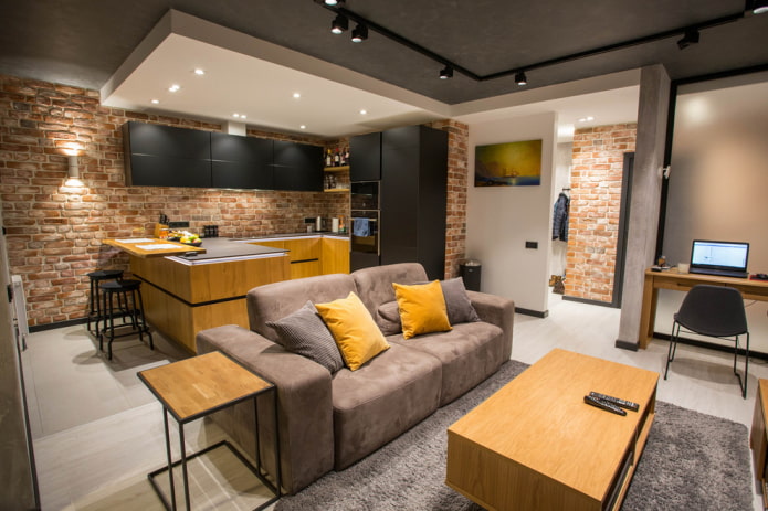 soffitto combinato all'interno della cucina-soggiorno