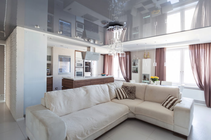 soffitto teso all'interno della cucina-soggiorno