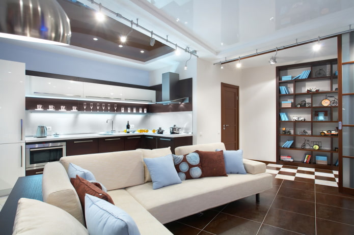 soffitto teso all'interno della cucina-soggiorno