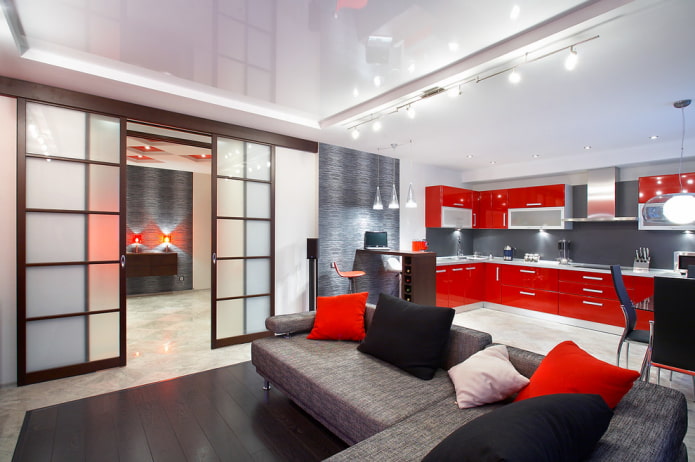 soffitto combinato all'interno della cucina-soggiorno