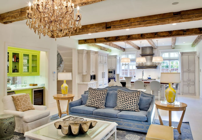 design del soffitto all'interno della cucina-soggiorno