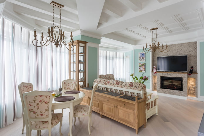 design del soffitto all'interno della cucina-soggiorno