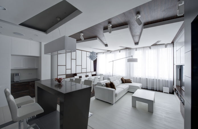 design del soffitto all'interno della cucina-soggiorno