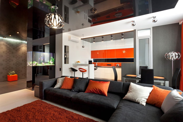 design del soffitto all'interno della cucina-soggiorno