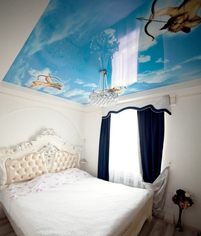 stampa di foto sul soffitto in camera da letto