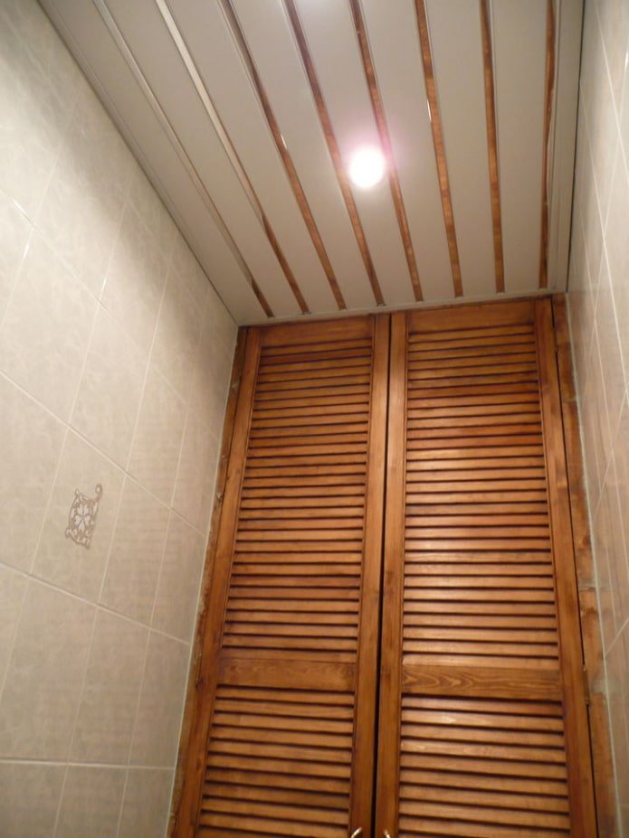 struttura sospesa a doghe nel bagno