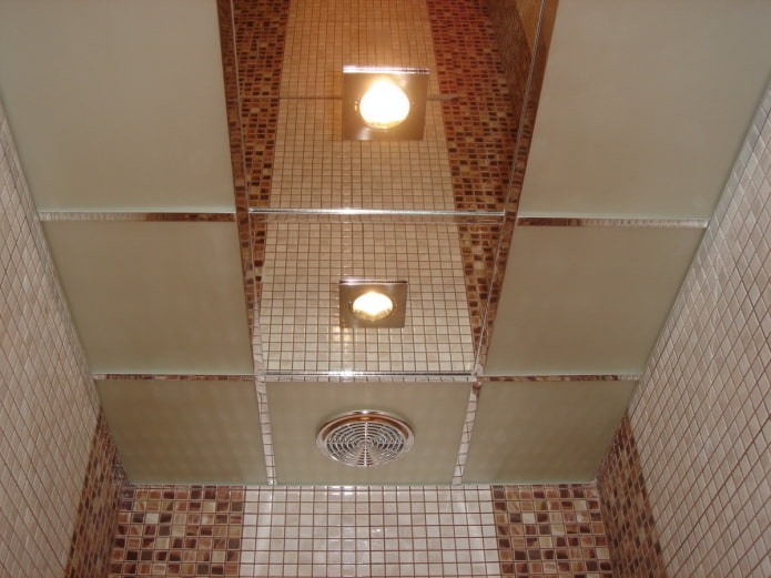 struttura del soffitto a specchio in bagno