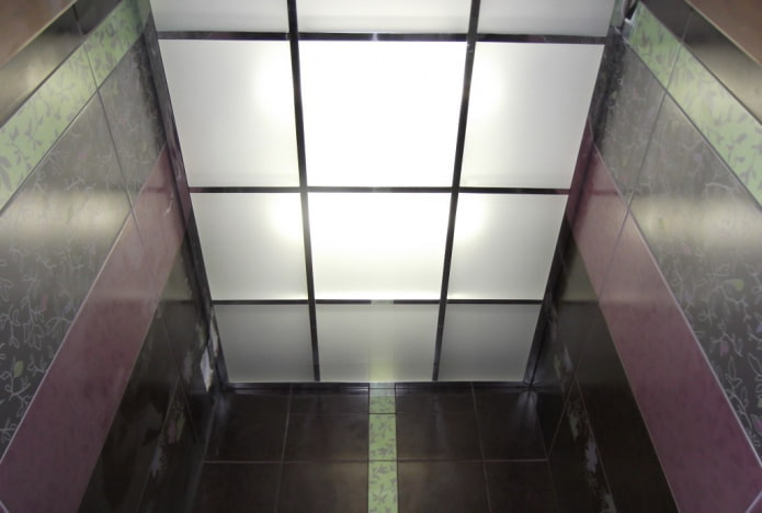struttura del soffitto in vetro in bagno