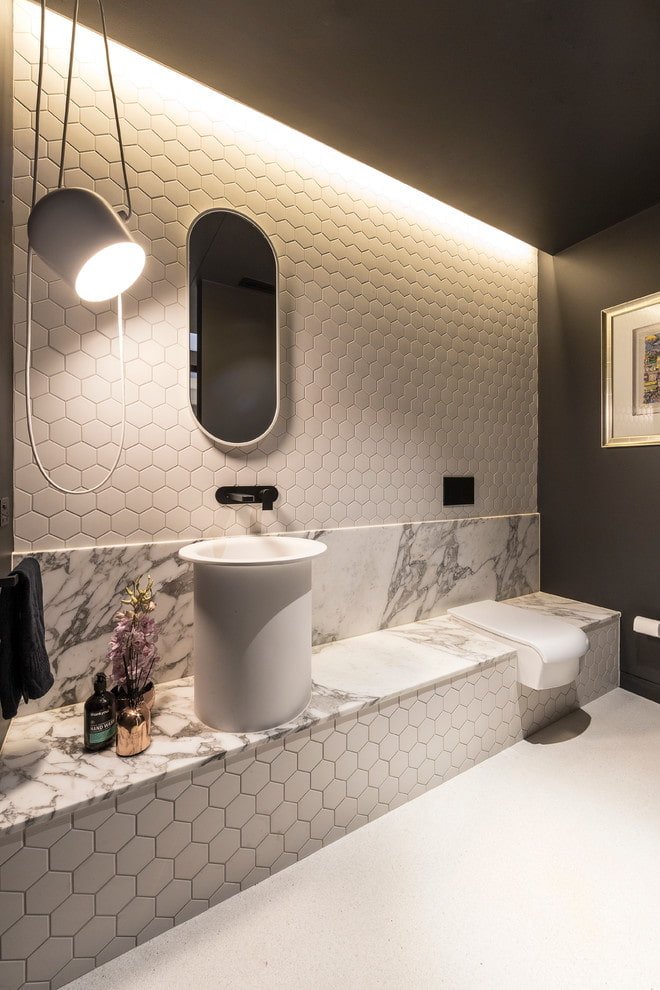 soffitto illuminato in bagno